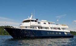 Safari Explorer yacht charter 