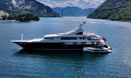Escape on an Exumas yacht charter this winter with motor yacht TREEHOUSE