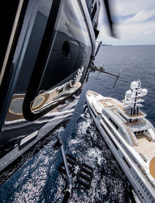 A helicopter travels to yacht Cloudbreak