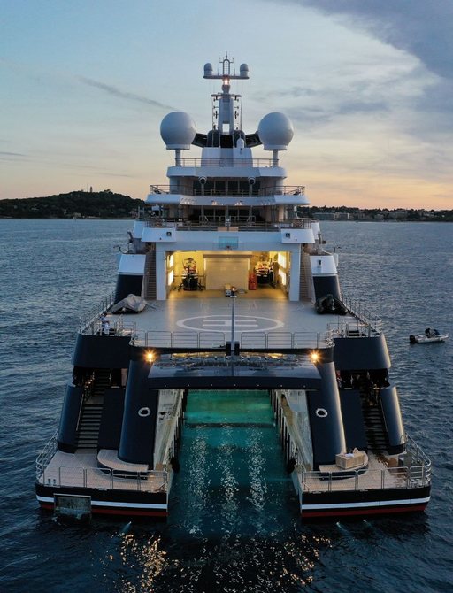 expedition yacht OCTOPUS cruising through blue waters