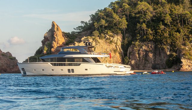Belle De Nuit Yacht 5